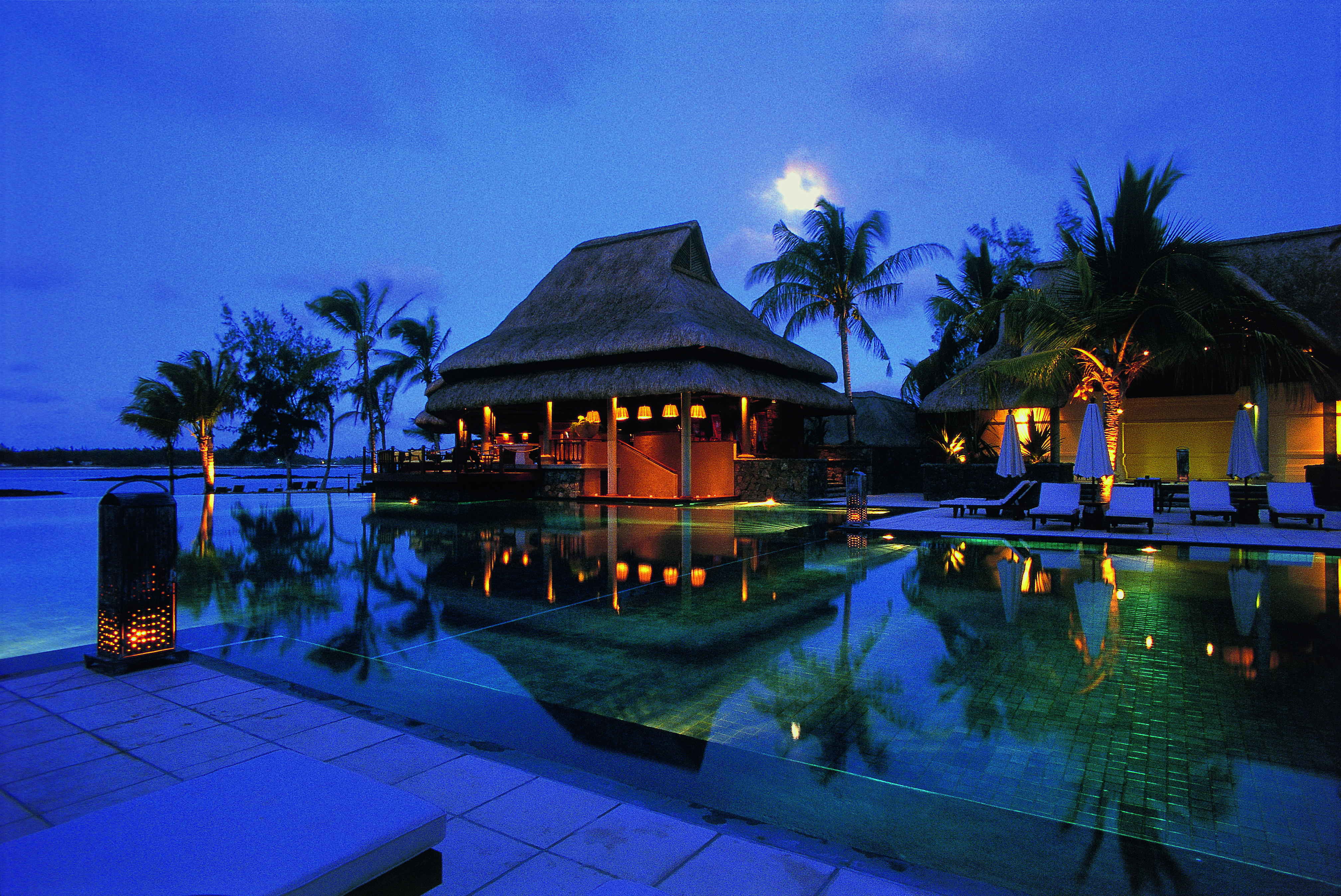 Constance Prince Maurice Poste de Flacq Exterior photo The resort at night